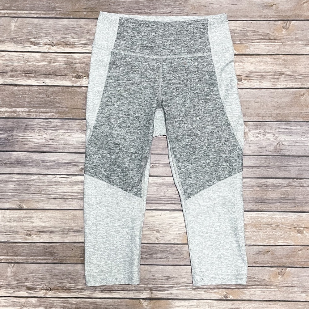 Outdoor Voices Two Tone Warm Up Capri Leggings Dove Ash Gray Black White XS EUC